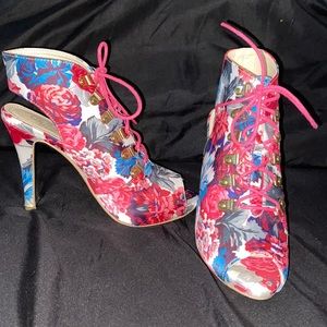 Short floral pattern heels with laces
